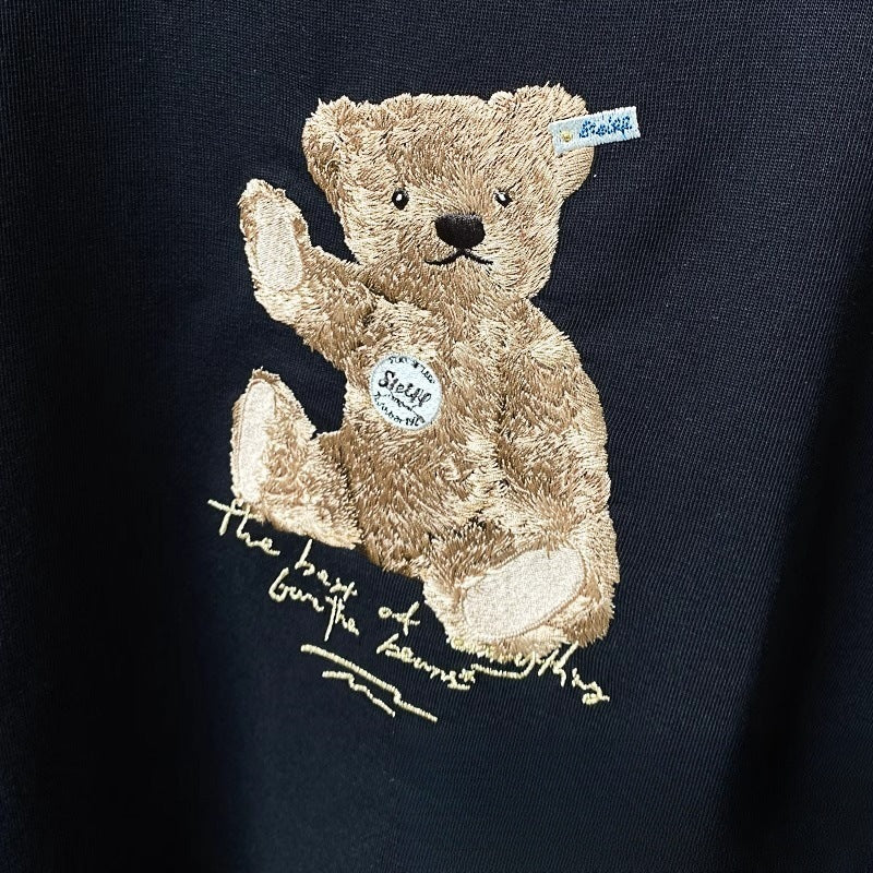 Tricou cu urs brodat AM Vision RO tricou negru cu urs brodat bej detaliu cusut si etichetă