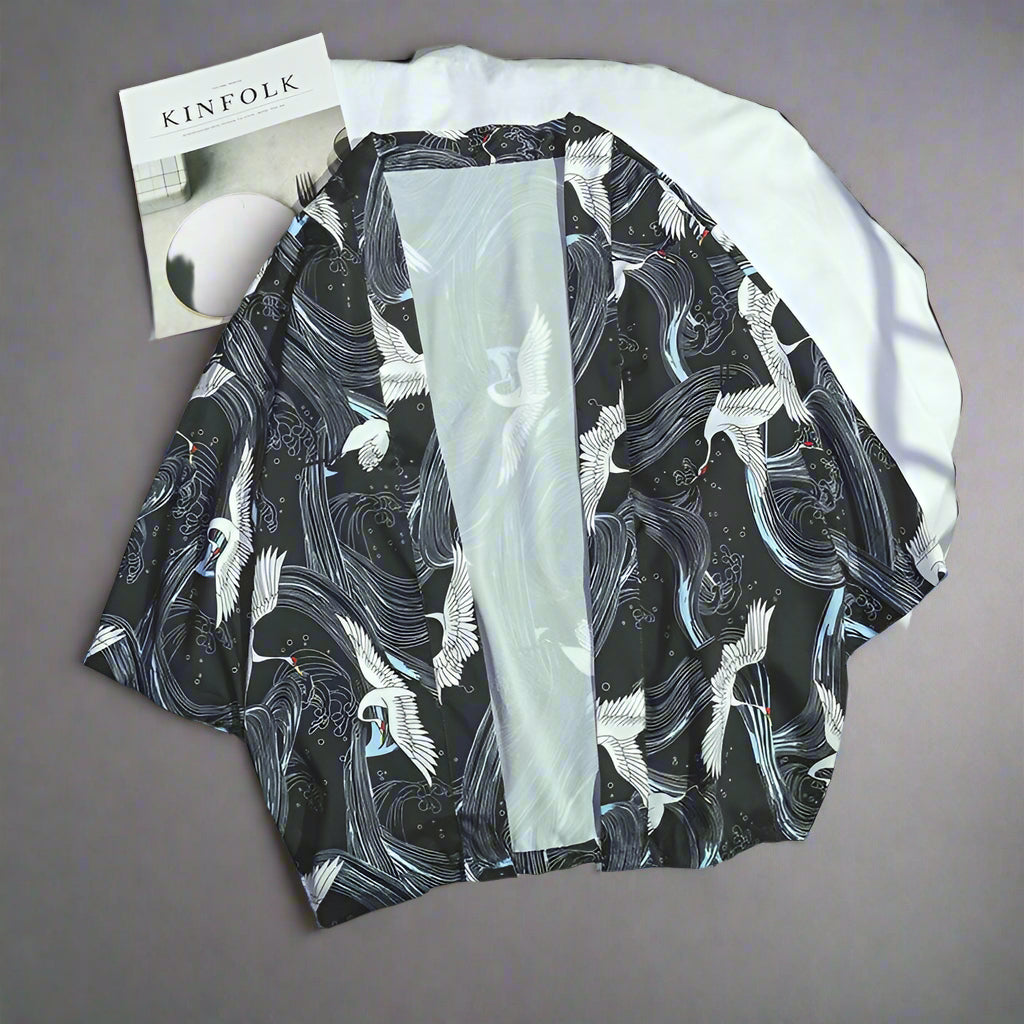 Chimono de femei cu imprimeu japonez. Kimono negru cu cocori albi si valuri, material vaporos ideal pentru plimbari