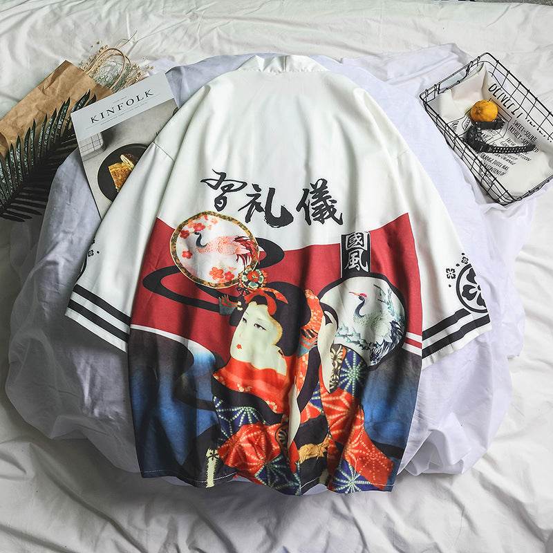 Chimono de femei cu imprimeu japonez. Kimono alb oversized cu geisha, evantaie si motive tradiționale, maneci largi