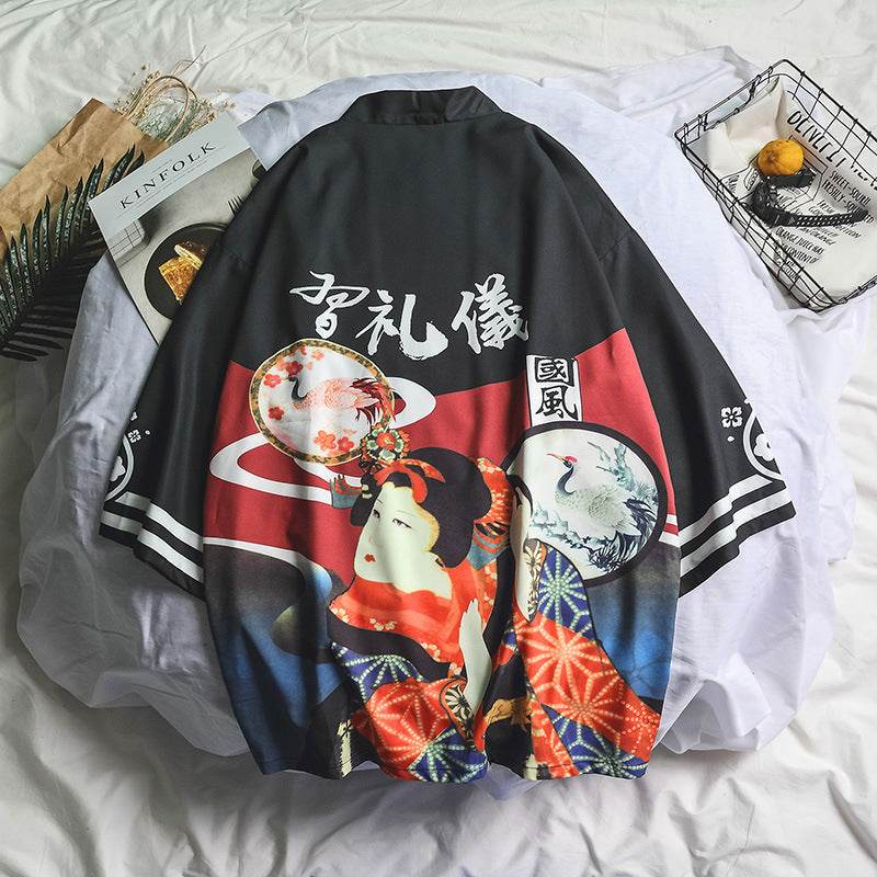 Chimono de femei cu imprimeu japonez. Jachetă kimono neagră cu print geisha, lebădă și motive roșii și albastre