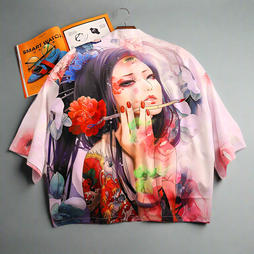 Kimono roz cu imprimeu mare de geisha si flori pe spate, detalii tatuaj si nuante pastelate. Chimono de femei cu imprimeu japonez.