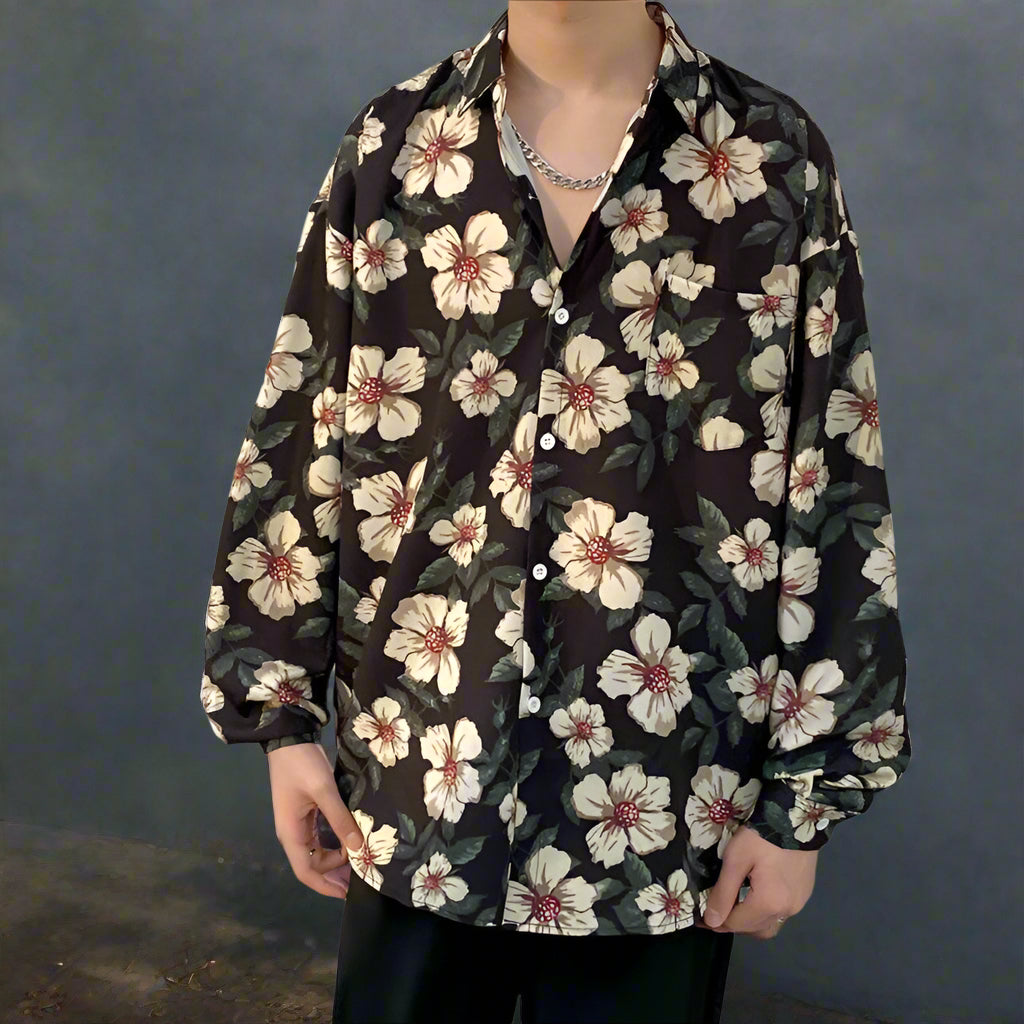 Cămăsi tie-dye diferite modele stil retro. Cămașă oversize neagră cu imprimeu floral crem și frunze verzi, nasturi albi