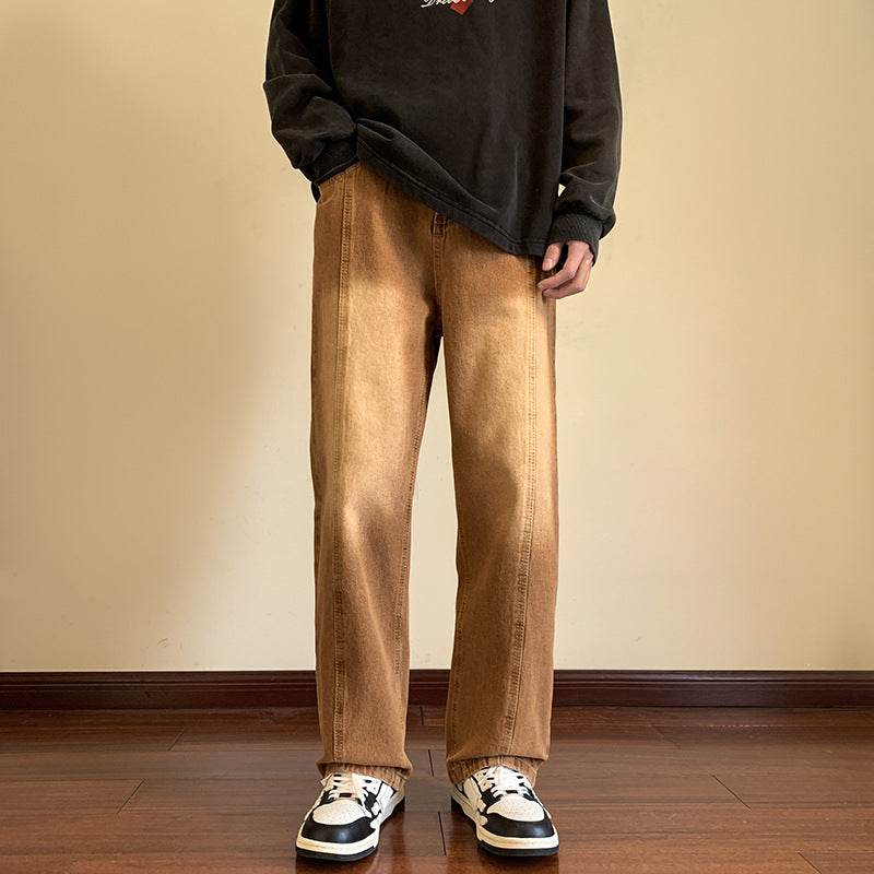 Pantaloni drepți vintage prespălați maro cu croială dreaptă styling casual cu hanorac negru și teniși