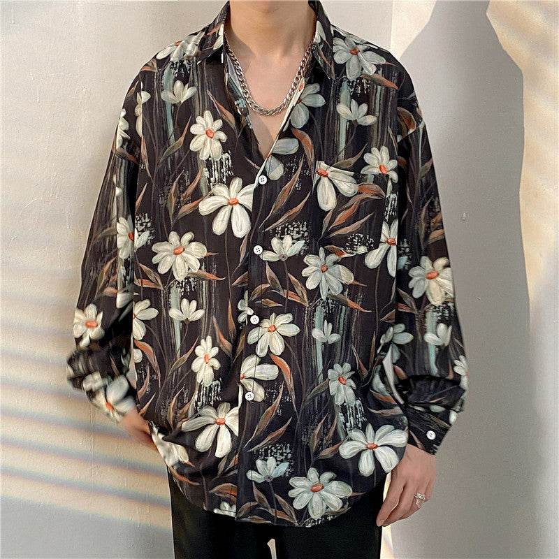 Model masculin poartă cămașă neagră oversized cu imprimeu floral alb și nasturi albi, Cămăsi tie-dye diferite modele stil retro.