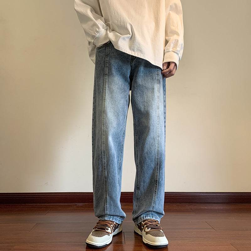 Pantaloni drepți vintage prespălați. Blugi drepti cu spălare deschisă, croială lejeră, purtați cu tricou crem și adidași casual