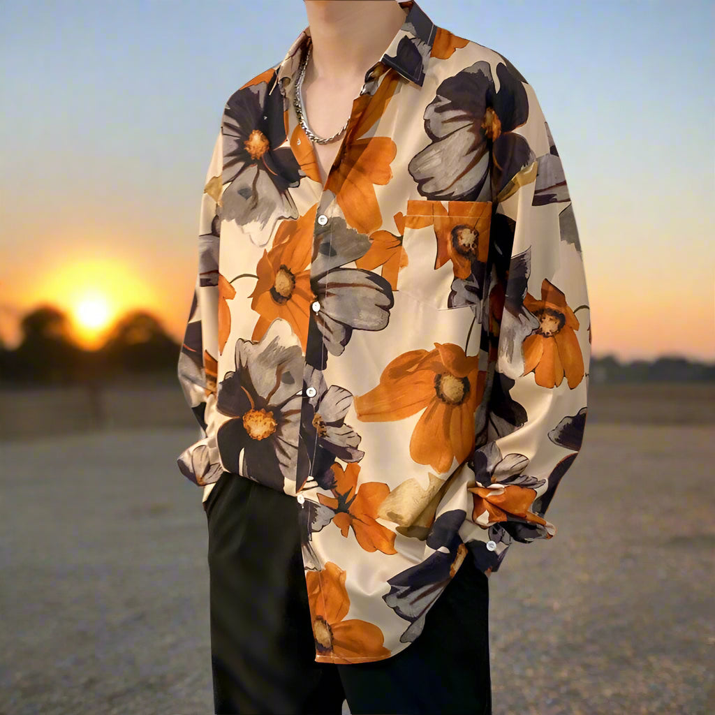 Bărbat la apus purtând cămașă florală satinată oversized Cămăsi tie-dye diferite modele stil retro cu nasturi și gulere