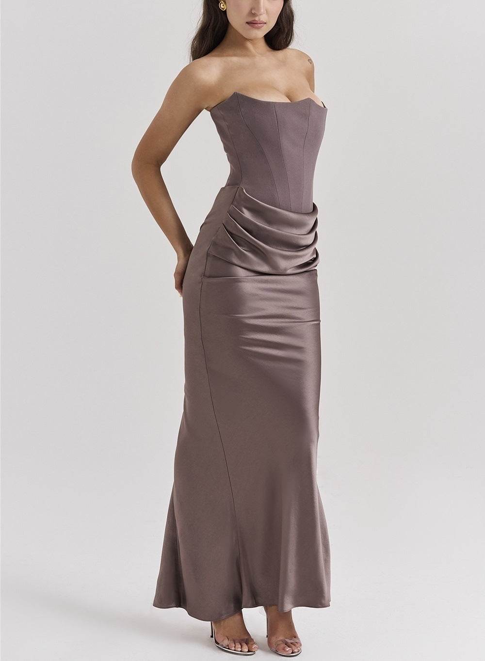 Rochie elegantă lungă cu umerii goi din satin taupe, corset structurat și drapaje la talie de la AM Vision RO