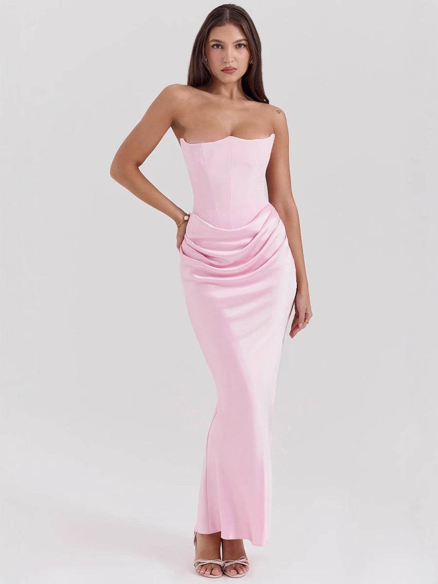 Rochie elegantă lungă cu umerii goi roz pal croială mulată și drapaj la talie model de seară AM Vision RO