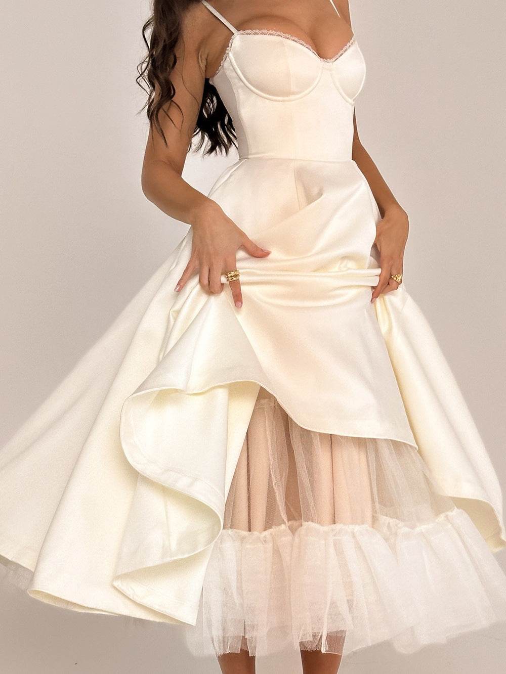 Rochie midi din satin ivoire cu corset bustier si bretele subtiri fusta stratificata cu tulle si volane