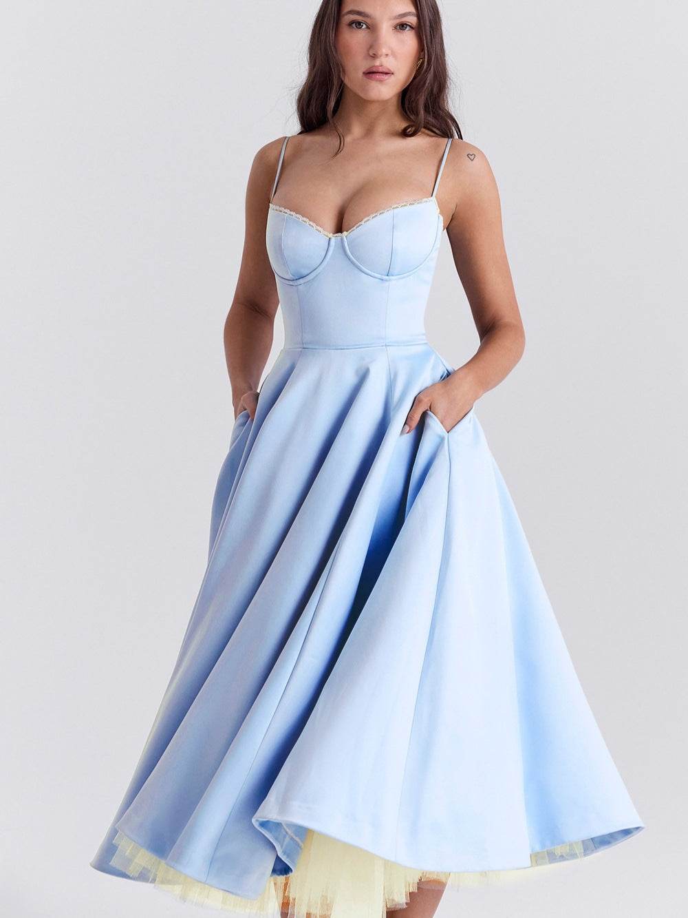 Rochie midi din satin bleu cu bretele subtiri bust conturat fusta ampla cu buzunare si tul galben