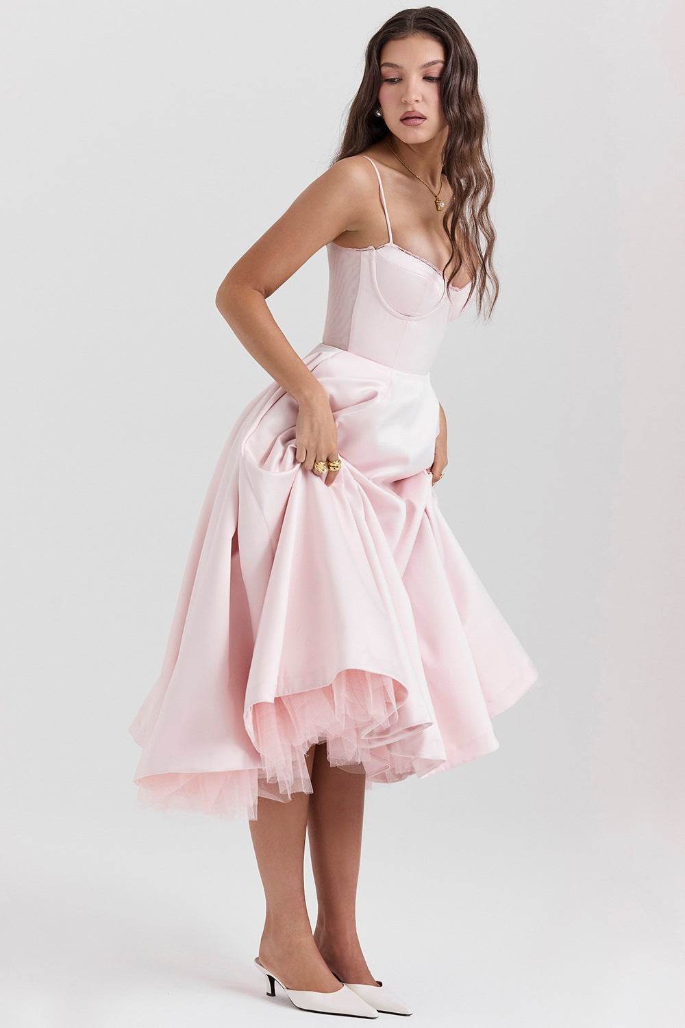 Model purtand Rochie midi din satin roz pal cu corset si bretele subtiri fusta evazata cu tulle si pantofi albi
