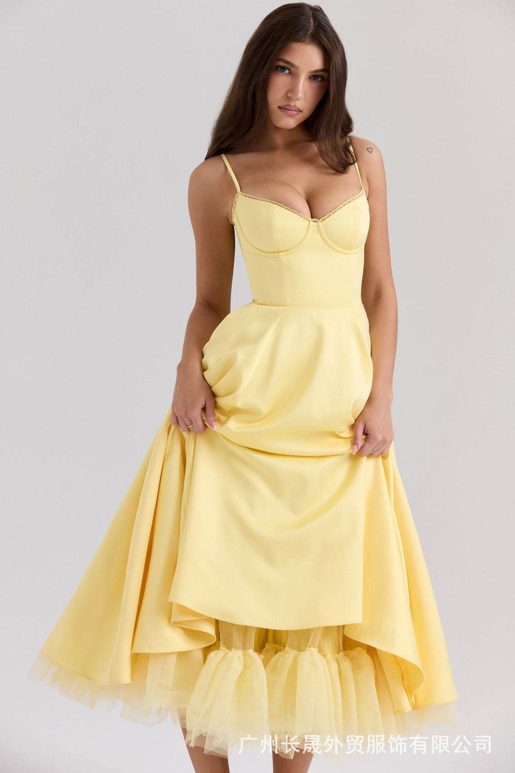 Rochie midi din satin galben pal cu corset si bretele subtiri fusta voluminoasa cu tull elegant pentru ocazii