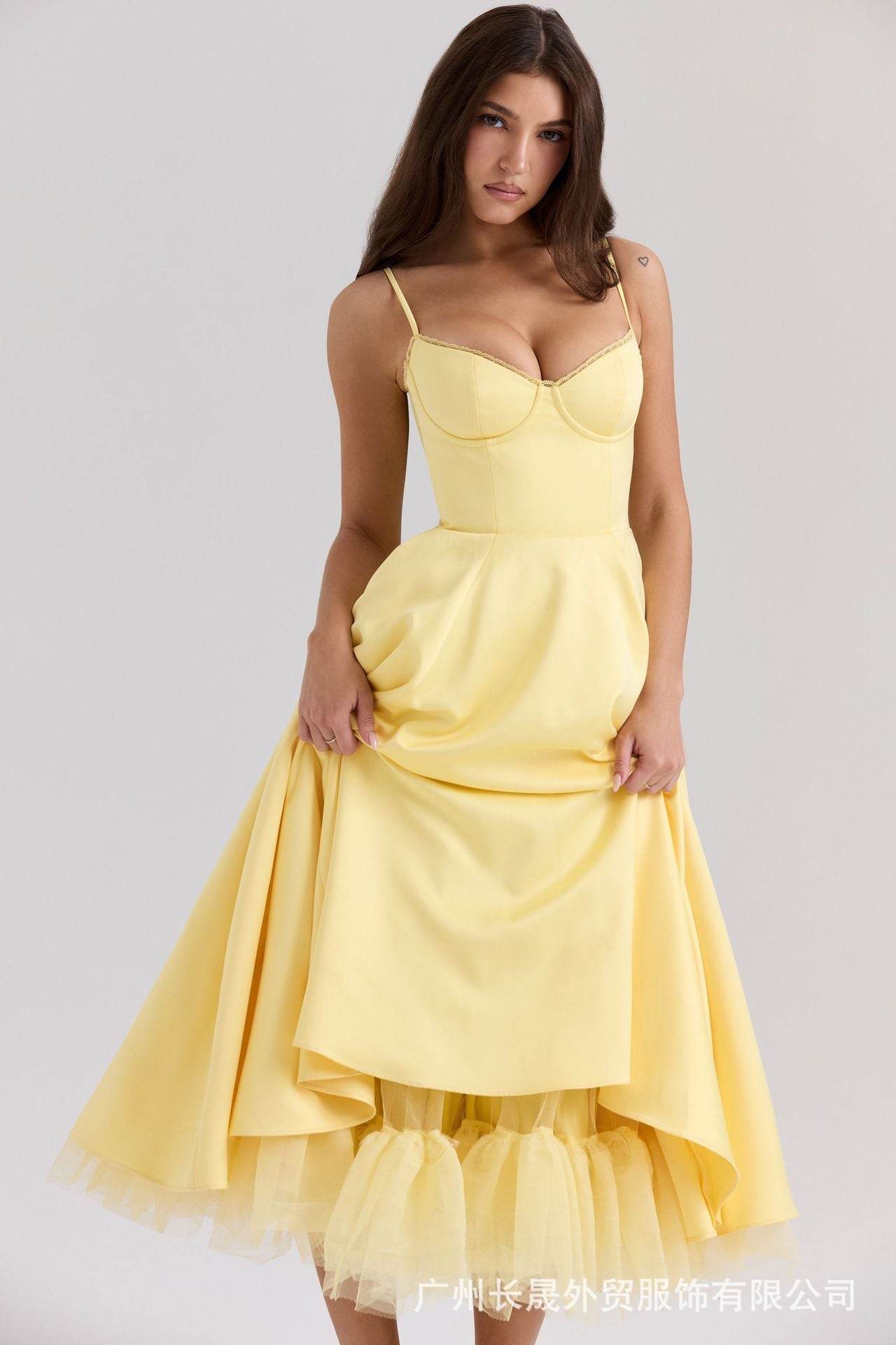 Rochie midi din satin galben pal cu corset si bretele subtiri fusta voluminoasa cu tull elegant pentru ocazii