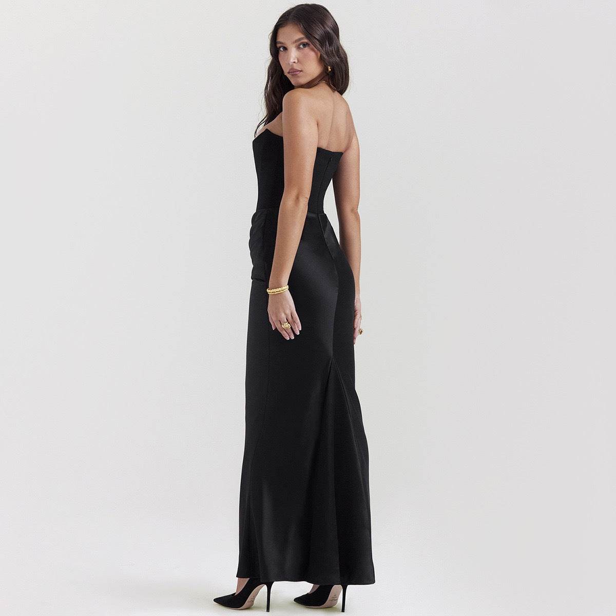 Rochie elegantă lungă cu umerii goi neagră croială mulată model purtat de femeie cu pantofi cu toc