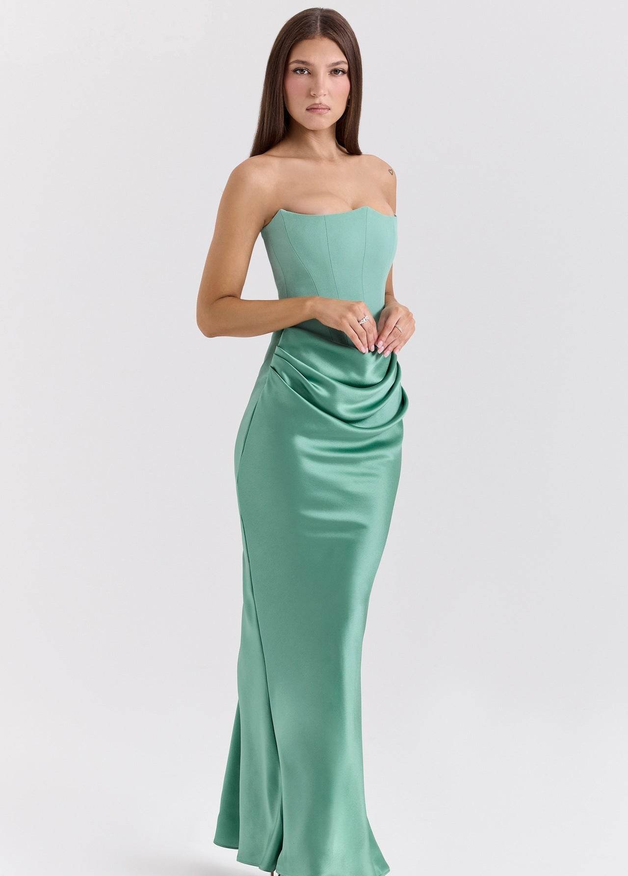 Rochie elegantă lungă cu umerii goi. Rochie verde mentă din satin, corset mulat și drapaj la talie, model AM Vision RO