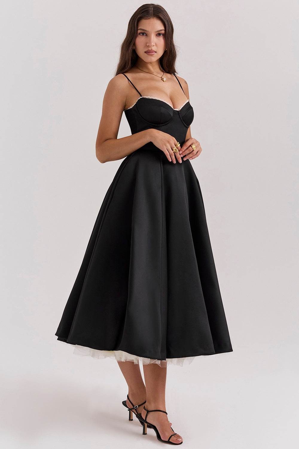 Rochie midi din satin neagră cu corset și bretele subțiri, fustă evazată, model elegant pentru ocazii