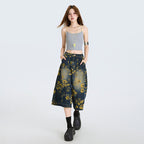 Model purtând Blugi largi cu print floral bleumarin cu flori galbene, croi culotte, top gri casual