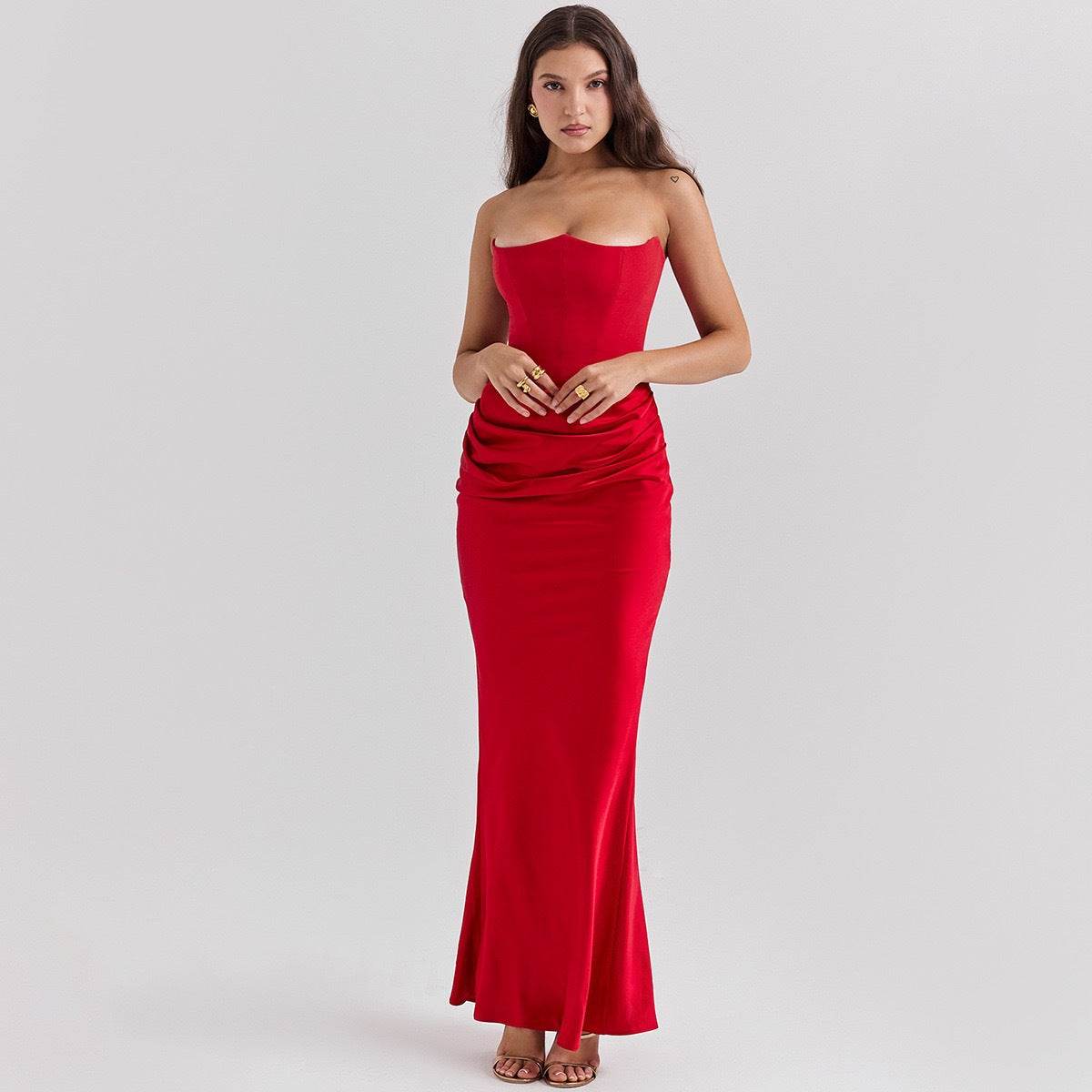 Rochie elegantă lungă cu umerii goi roșie, croială mulată cu talie drapată, lungime până la podea, model AM Vision RO