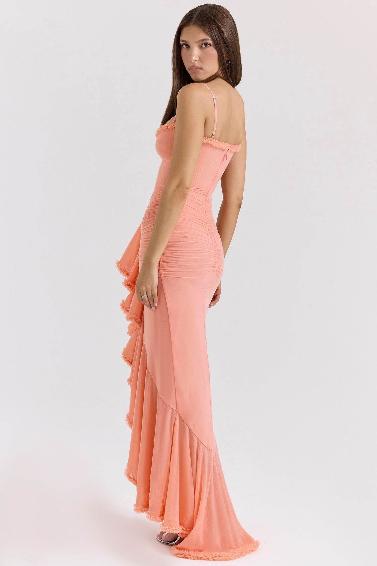 Rochie de seară roz elegantă cu volane și bretele subțiri, ideală pentru ocazii speciale