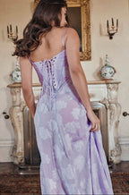Femeie din spate purtând Rochie lungă Eternal Grace lila cu corset șiret și imprimeu floral într-un salon vintage