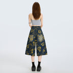 Model vazut din spate purtand Blugi largi cu print floral albastru inchis cu flori galbene, top scurt gri si pantofi negri