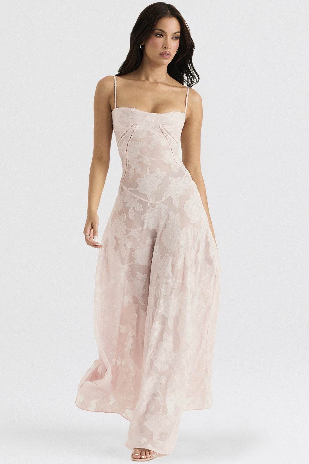 Rochie lungă Eternal Grace roz pal din voal cu bretele fine, croială vaporosă și imprimeu floral elegant