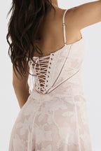 Rochie lungă Eternal Grace din dantelă roz pal cu spate corset șnururi și bretele subțiri elegantă