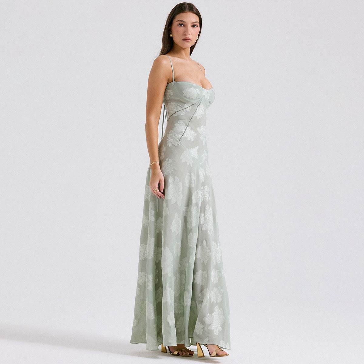 Rochie lungă Eternal Grace de la AM Vision RO, rochie verde pal cu imprimeu floral, bretele fine si fusta lunga si vaporosa