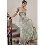 Rochie lungă Eternal Grace verde pal cu imprimeu floral, corset satinat si bretele subtiri, purtată pe scară