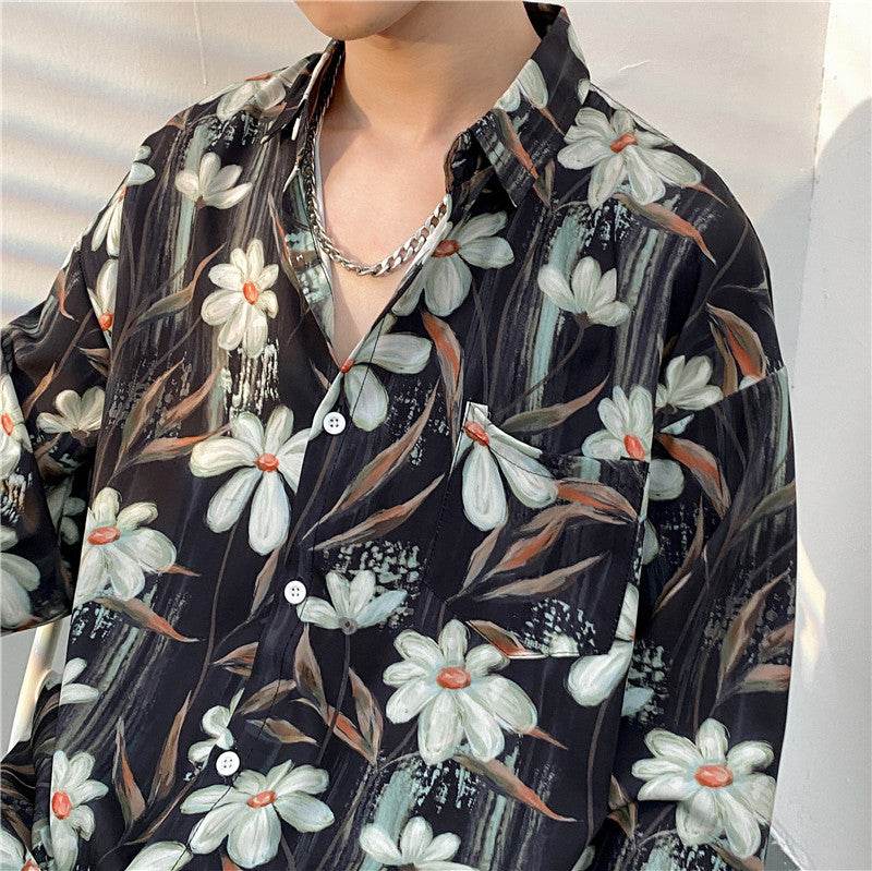 Bărbat purtând cămașă cu flori albe pe fond negru, buzunar la piept și guler deschis, Cămăsi tie-dye diferite modele stil retro
