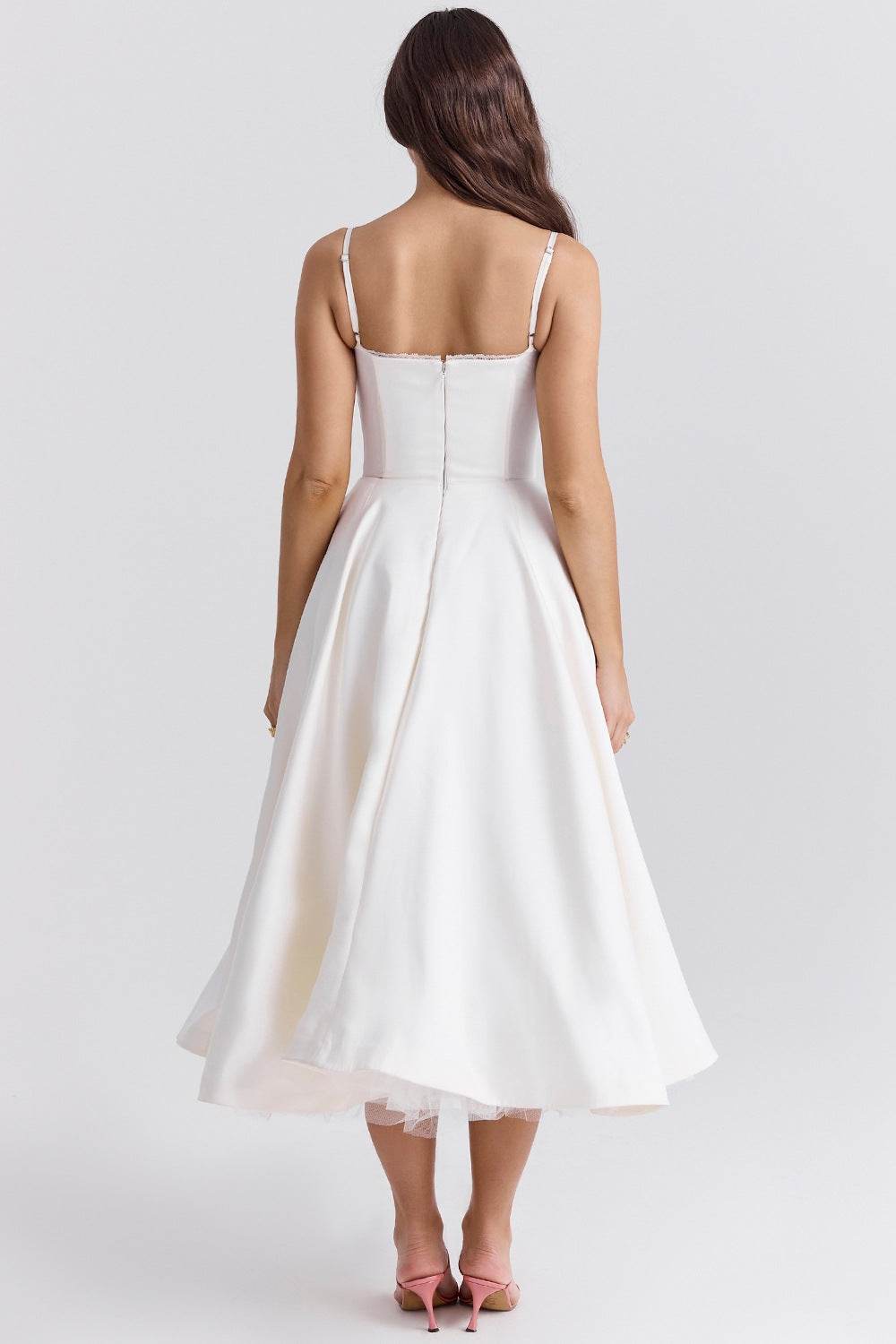 Rochie midi din satin alba vedere din spate corset ajustat cu bretele subtiri fusta evazata si fermoar central