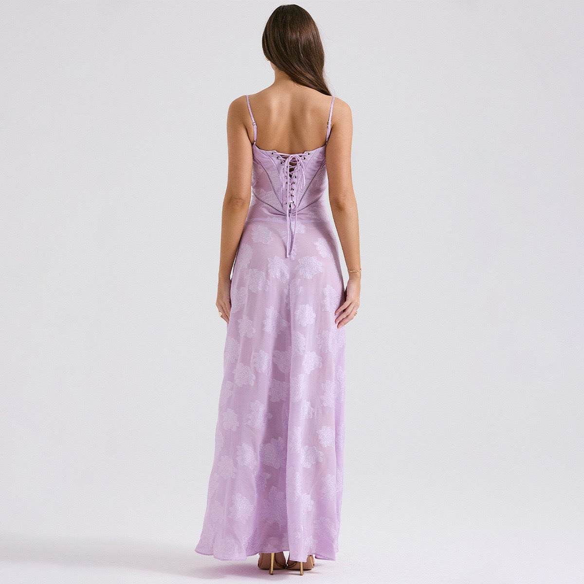 Rochie lungă Eternal Grace lila cu bretele subtiri, spate corset cu șiret și model floral elegant pentru ocazii