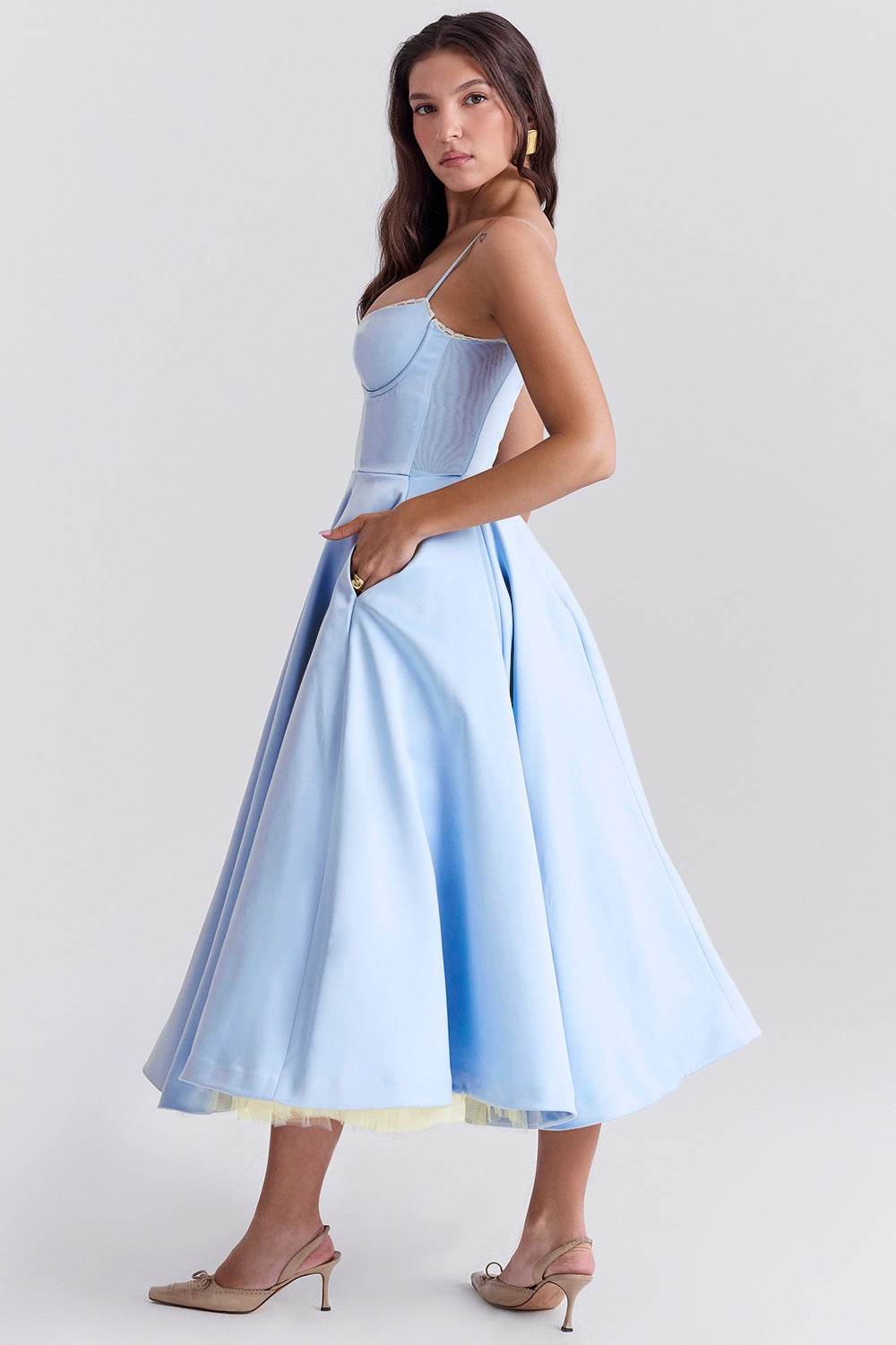 Rochie midi din satin bleu cu corset structurat si bretele subtiri fusta ampla si buzunare laterale