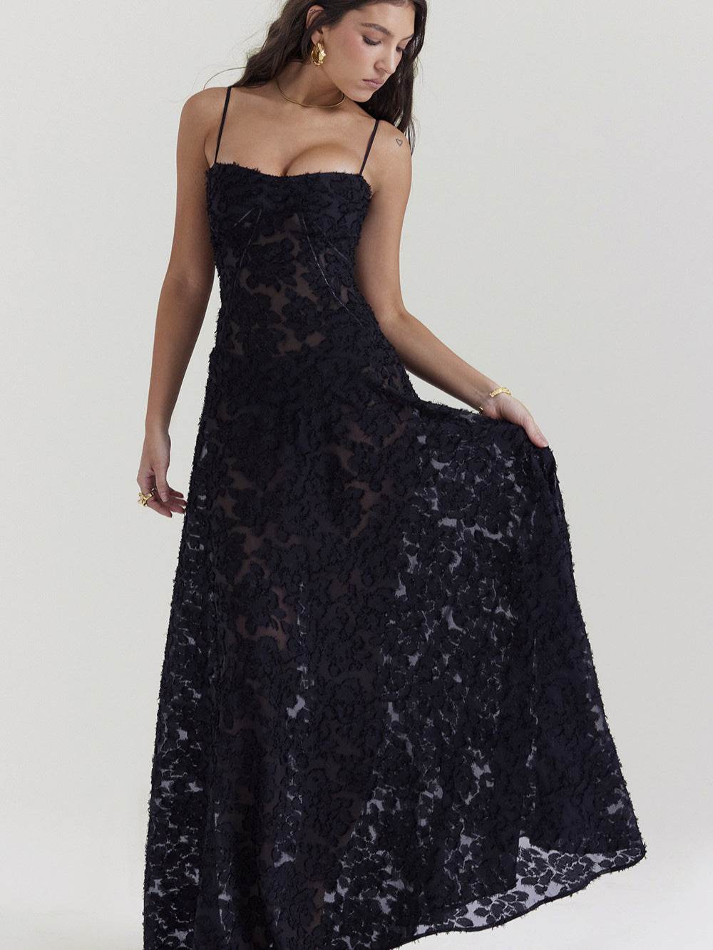 Rochie lungă Eternal Grace neagră din dantelă florală, corset cu bretele subțiri și fustă amplă