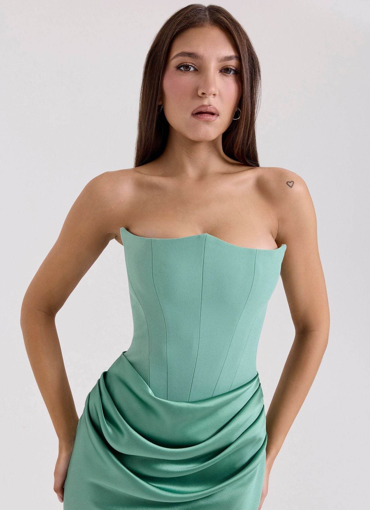 Model poartă Rochie elegantă lungă cu umerii goi verde mentă, corset conic și fustă drapată pentru evenimente