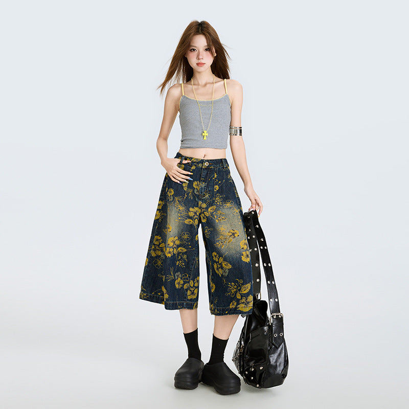 Model purtand Blugi largi cu print floral AM Vision RO croiala culotte talie medie tinuta casual de vara