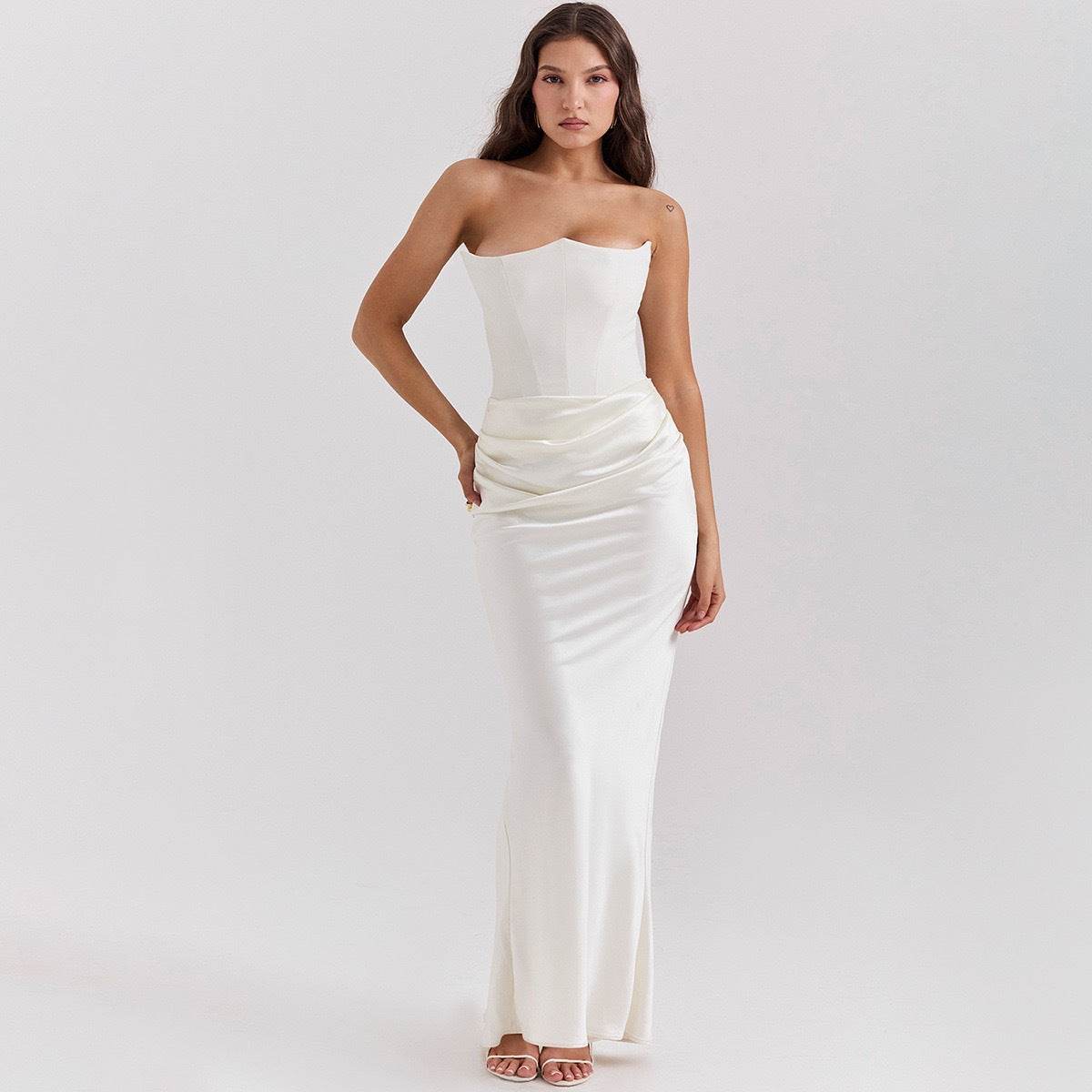 Rochie elegantă lungă cu umerii goi din satin alb, corset structurat și drapaj la talie pentru nunți și evenimente AM Vision RO