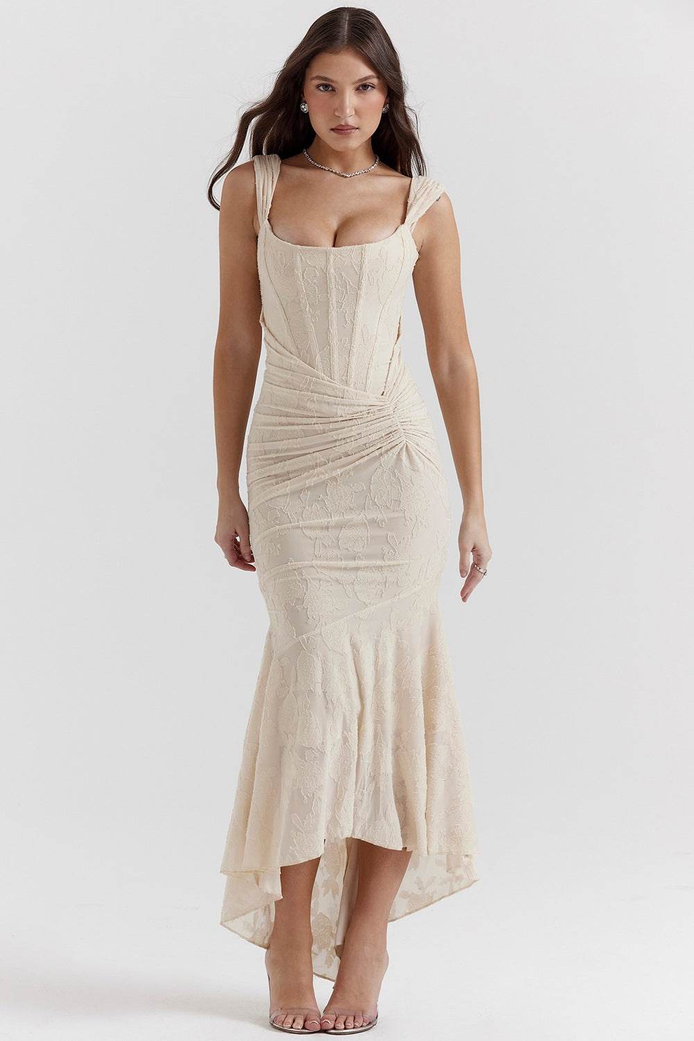 Rochie tip sirenă crem de la AM Vision RO cu corset ajustat talie drapată și tiv asimetric elegant