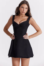 Rochie scurtă casual neagră cu corset structurat si bretele dantelate decolteu in V purtata de model