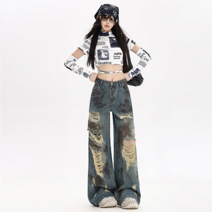 Model purtând Blugi evazați distruși cu aspect vintage, talie înaltă, rupturi mari și stil streetwear urban