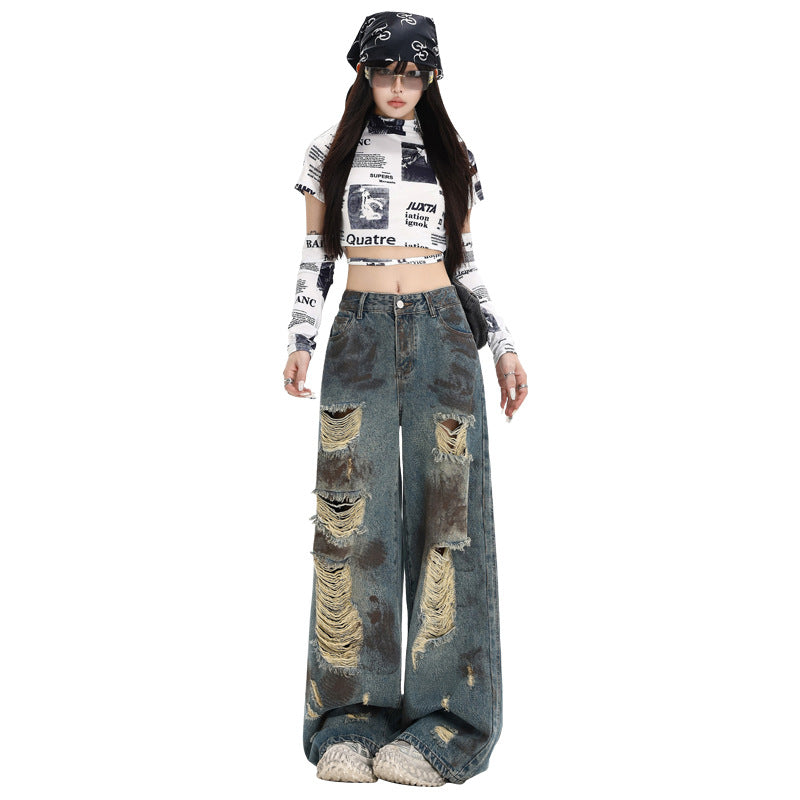 Model purtand Blugi evazați distruși, croi larg, uzura accentuata, top crop imprimat si bandana