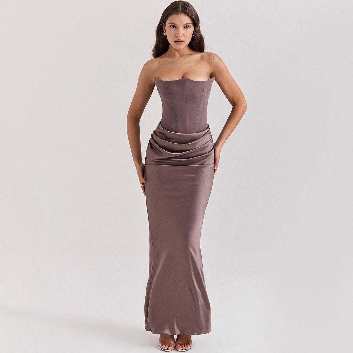 Rochie elegantă lungă cu umerii goi din satin taupe corset conic și falduri la talie model frontal