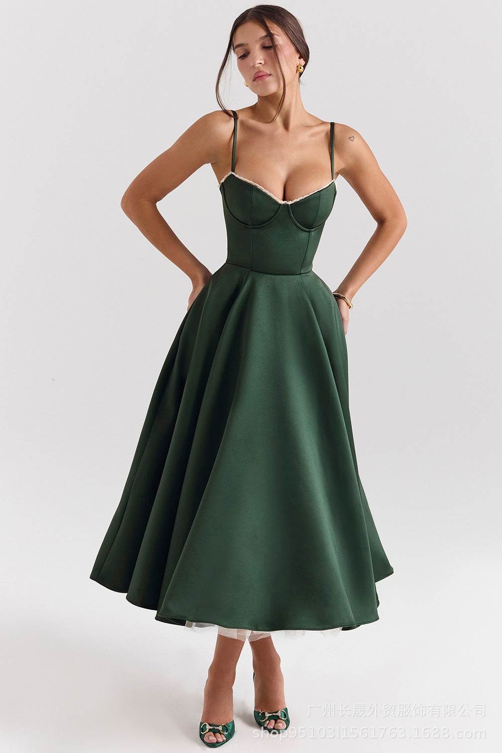 Rochie midi din satin verde smarald cu corset si bretele subtiri fusta evazata eleganta pentru evenimente