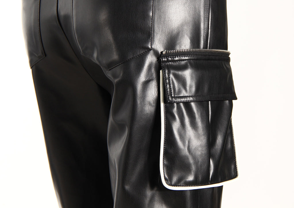 Pantaloni streetwear cu efect lacuit și buzunare laterale