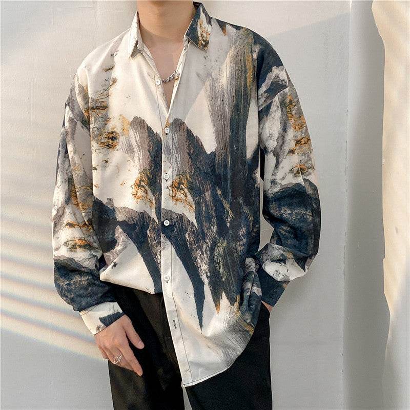 Bărbat purtând cămașă oversize cu model abstract alb negru și accente aurii Cămăsi tie-dye diferite modele stil retro