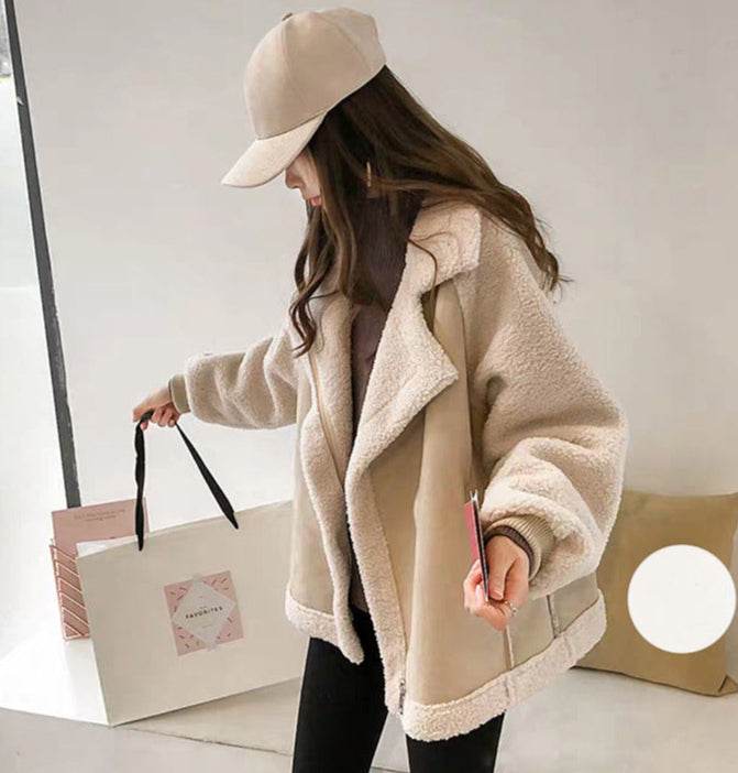 Jachetă călduroasă beige din sherpa oversize purtată de femeie cu șapcă bej și geantă de cumpărături