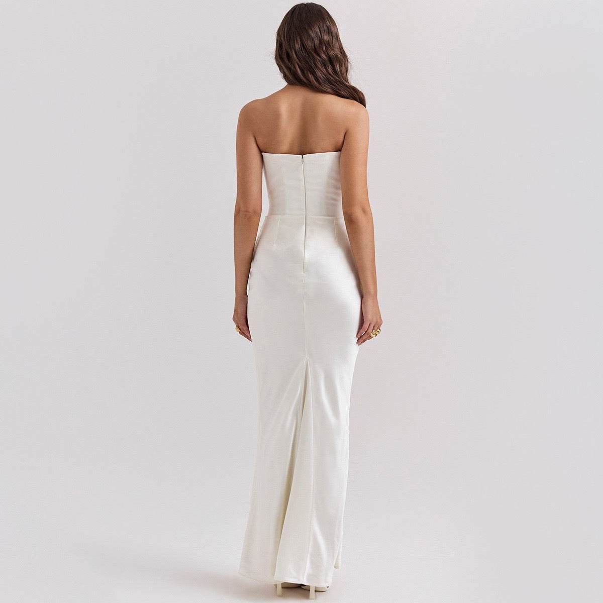 Rochie elegantă lungă cu umerii goi din satin alb croială mulată cu fermoar la spate și tren