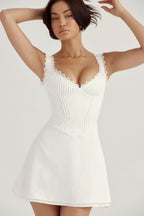 Rochie scurtă casual albă AM Vision RO cu corset plisat bretele din dantelă și fustă evazată