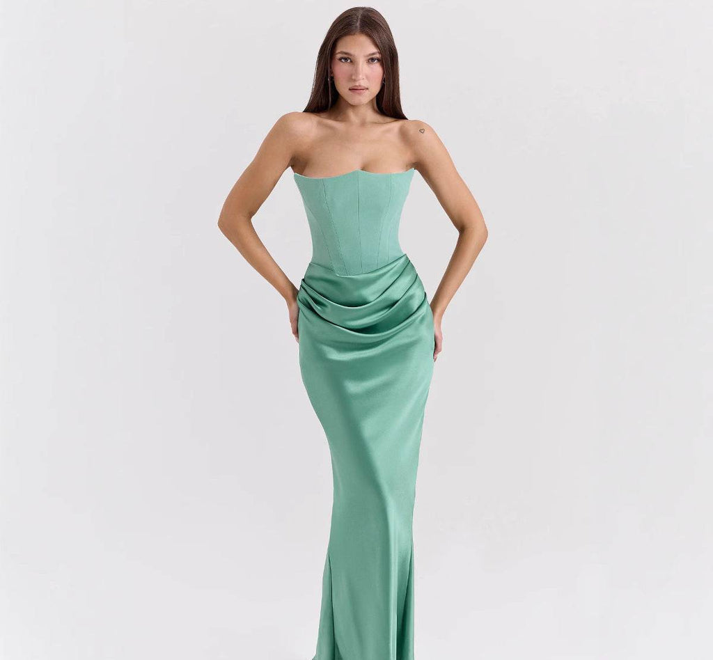 Model purtând Rochie elegantă lungă cu umerii goi verde mentă corset ajustat și fustă drapată