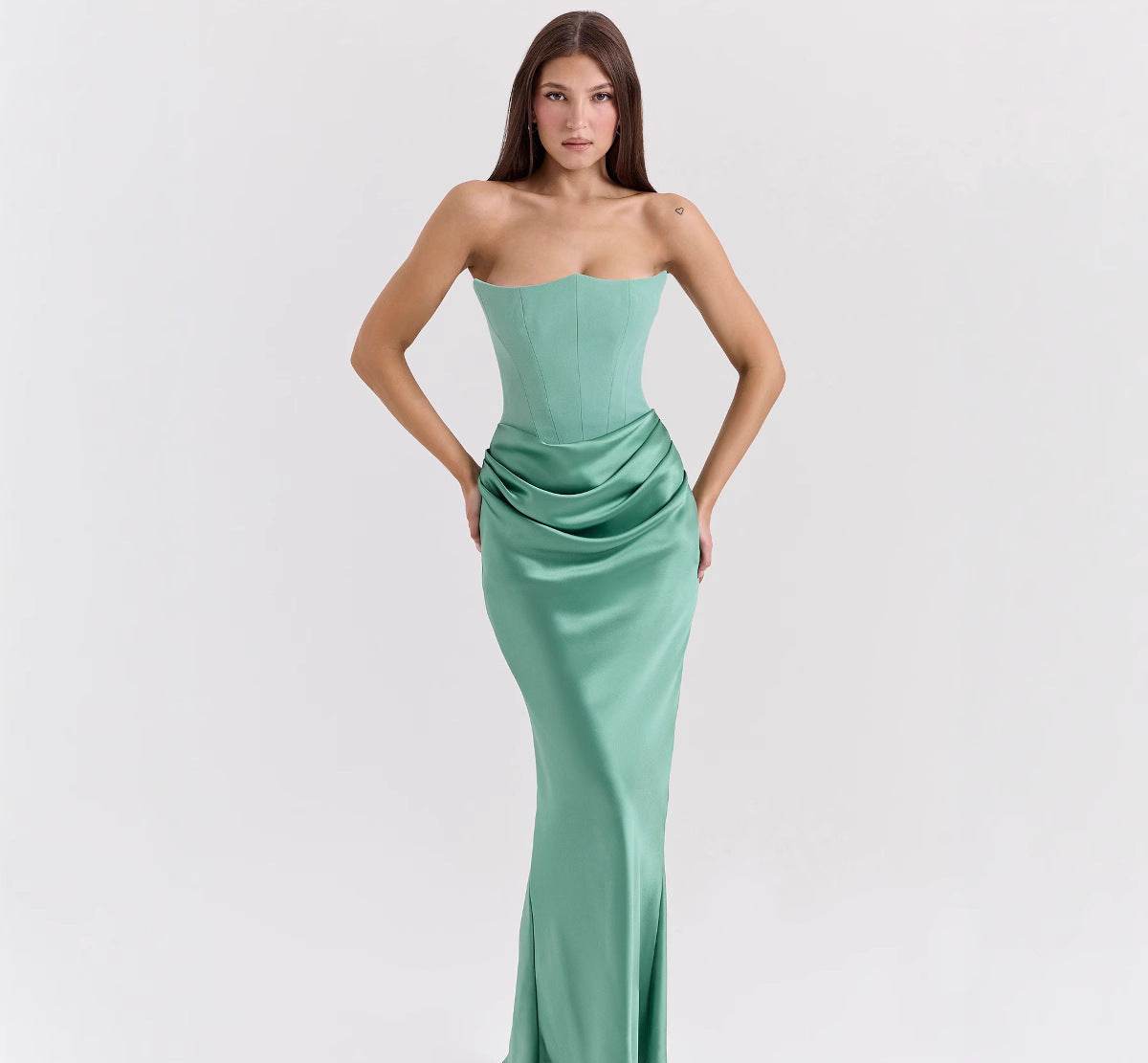 Model purtând Rochie elegantă lungă cu umerii goi verde mentă corset ajustat și fustă drapată